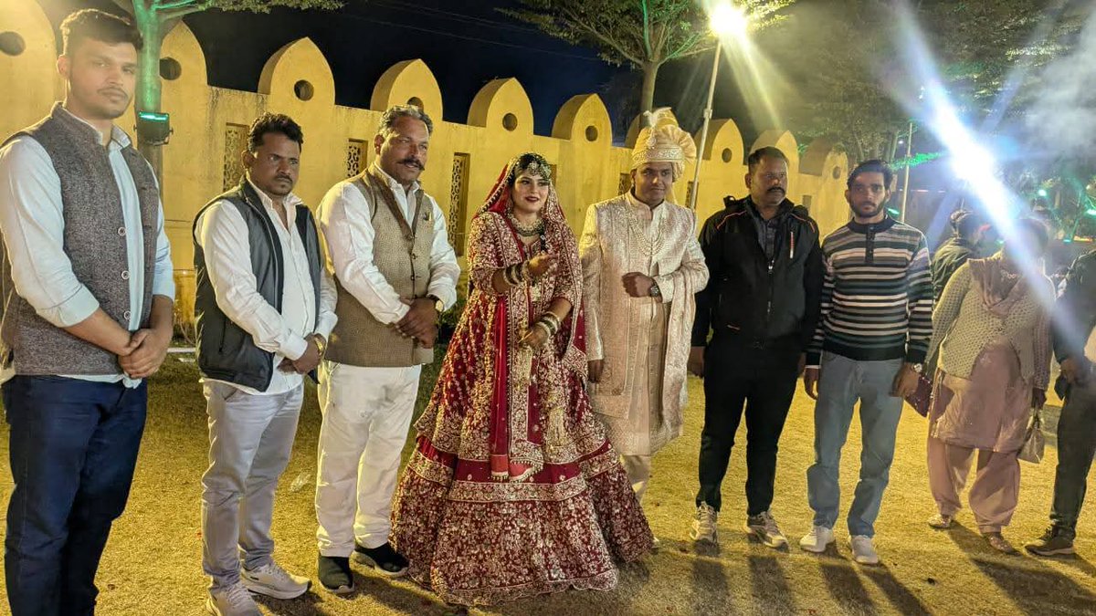 ASwatntra's tweet image. गौर से देखिएगा यह वही मकरंद बौद्ध है जो वारंटी है, जो कई महीनो से फरार है वह मध्यप्रदेश की पुलिस के साथ शिष्टाचार भेंट कर रहा है?

दरअसल अनिल मिश्रा जी पर जो SCSTACT के अंतर्गत FIR करवाई है उसमे यही शिकायतकर्ता है, कोर्ट ने जब शिकायतकर्ता को मौजूदा होने का जिक्र किया तो पता चला…