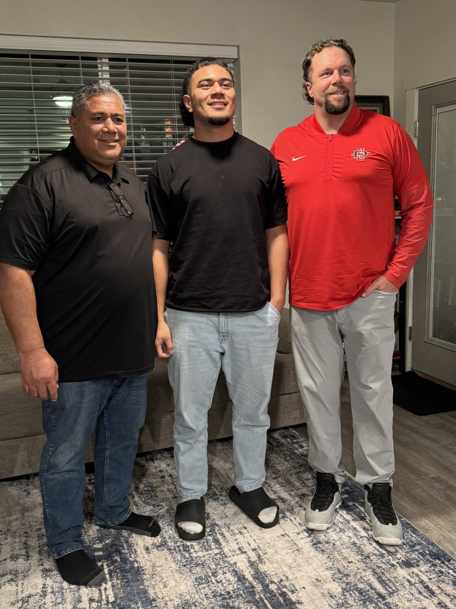 Thank you Coach Lindley for flying down to visit with my family! <a href="/AztecFB/">San Diego State Football</a> <a href="/CoachRLindley/">Ryan Lindley</a> 

#JUCOPRODUCT