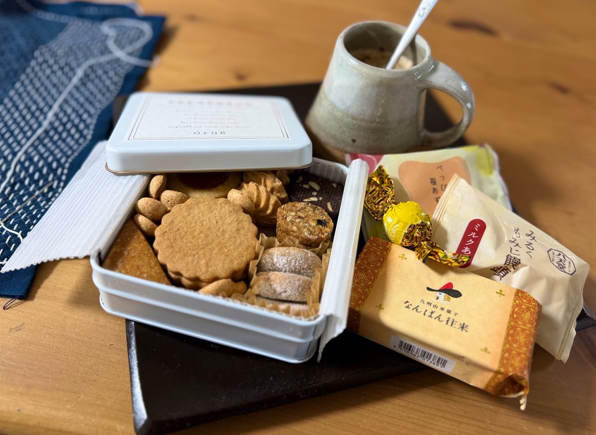 刺し子の続きをやりつつ、年末年始で手に入れた美味しいもの達をいただく🤤
グリュースのクッキーが最高に美味しい🍪