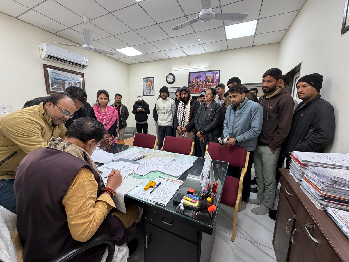JogarampatelMLA's tweet photo. 📍 जनसेवा का संकल्प: जयपुर आवास पर जनसुनवाई!

​आज जयपुर स्थित राजकीय आवास पर प्रदेश के विभिन्न क्षेत्रों से पधारे सम्मानित नागरिकों और कार्यकर्ताओं से आत्मीय भेंट की।

​सभी की समस्याओं और परिवेदनाओं को पूरे धैर्य और ध्यानपूर्वक सुना। जन-समस्याओं का समयबद्ध और गुणवत्तापूर्ण निराकरण हमारी सरकार की सर्वोच्च प्राथमिकता है। संबंधित अधिकारियों को इन प्रकरणों पर आवश्यक कार्यवाही के लिए निर्देशित किया।

#MlaLuni #JogaramPatel #Luni

@BJP4Rajasthan @BJP4India @RajGovOfficial @RajCMO @BhajanlalBjp @madanrrathore @DrPremBairwa @KumariDiya @gssjodhpur @DIPRRajasthan