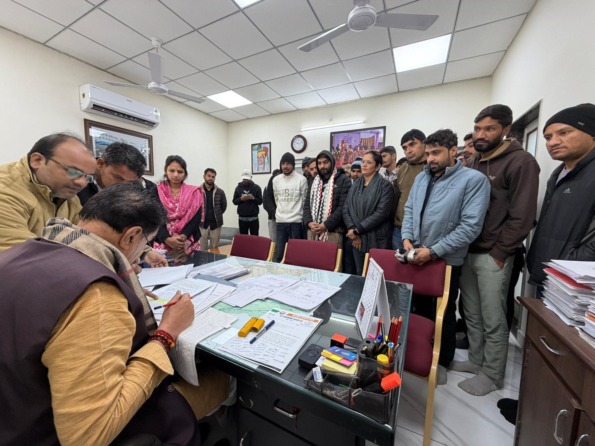 JogarampatelMLA's tweet photo. 📍 जनसेवा का संकल्प: जयपुर आवास पर जनसुनवाई!

​आज जयपुर स्थित राजकीय आवास पर प्रदेश के विभिन्न क्षेत्रों से पधारे सम्मानित नागरिकों और कार्यकर्ताओं से आत्मीय भेंट की।

​सभी की समस्याओं और परिवेदनाओं को पूरे धैर्य और ध्यानपूर्वक सुना। जन-समस्याओं का समयबद्ध और गुणवत्तापूर्ण निराकरण हमारी सरकार की सर्वोच्च प्राथमिकता है। संबंधित अधिकारियों को इन प्रकरणों पर आवश्यक कार्यवाही के लिए निर्देशित किया।

#MlaLuni #JogaramPatel #Luni

@BJP4Rajasthan @BJP4India @RajGovOfficial @RajCMO @BhajanlalBjp @madanrrathore @DrPremBairwa @KumariDiya @gssjodhpur @DIPRRajasthan