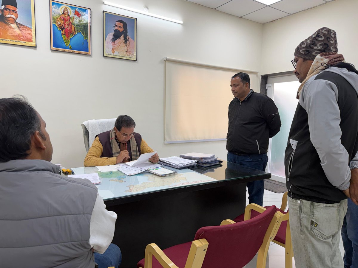 JogarampatelMLA's tweet photo. 📍 जनसेवा का संकल्प: जयपुर आवास पर जनसुनवाई!

​आज जयपुर स्थित राजकीय आवास पर प्रदेश के विभिन्न क्षेत्रों से पधारे सम्मानित नागरिकों और कार्यकर्ताओं से आत्मीय भेंट की।

​सभी की समस्याओं और परिवेदनाओं को पूरे धैर्य और ध्यानपूर्वक सुना। जन-समस्याओं का समयबद्ध और गुणवत्तापूर्ण निराकरण हमारी सरकार की सर्वोच्च प्राथमिकता है। संबंधित अधिकारियों को इन प्रकरणों पर आवश्यक कार्यवाही के लिए निर्देशित किया।

#MlaLuni #JogaramPatel #Luni

@BJP4Rajasthan @BJP4India @RajGovOfficial @RajCMO @BhajanlalBjp @madanrrathore @DrPremBairwa @KumariDiya @gssjodhpur @DIPRRajasthan