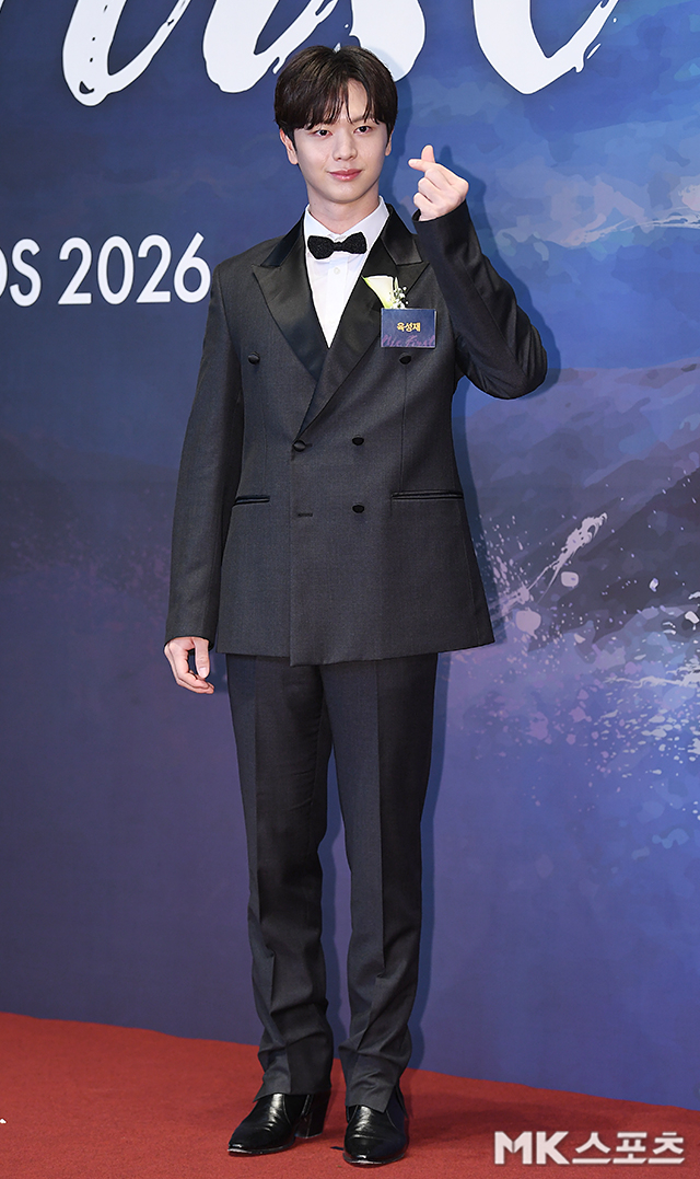 [PRESS] 260106 #BTOB #YOOKSUNGJAE at 2026 First Brand Awards Photo Wall

m.entertain.naver.com/home/article/4…
m.entertain.naver.com/home/article/6…
m.entertain.naver.com/home/article/6…
m.entertain.naver.com/home/article/4…

#비투비 #육성재 
<a href="/OFFICIALBTOB/">BTOB·비투비</a> <a href="/YookSJ_official/">육성재(YOOK SUNGJAE)</a> <a href="/BTOB_6SJ/">육성재</a>