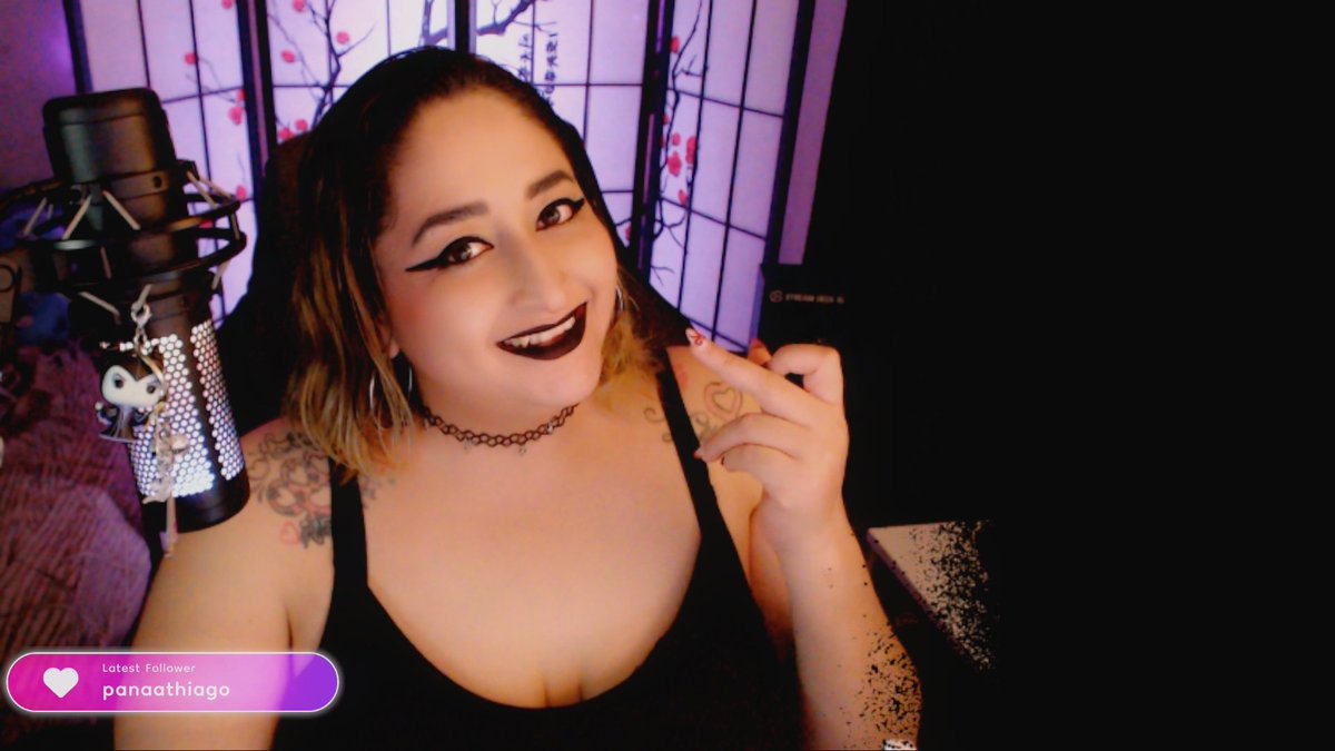 Live now! Late night come through! 
Noche de chill en vivo! 
Twitch = Aprilsz