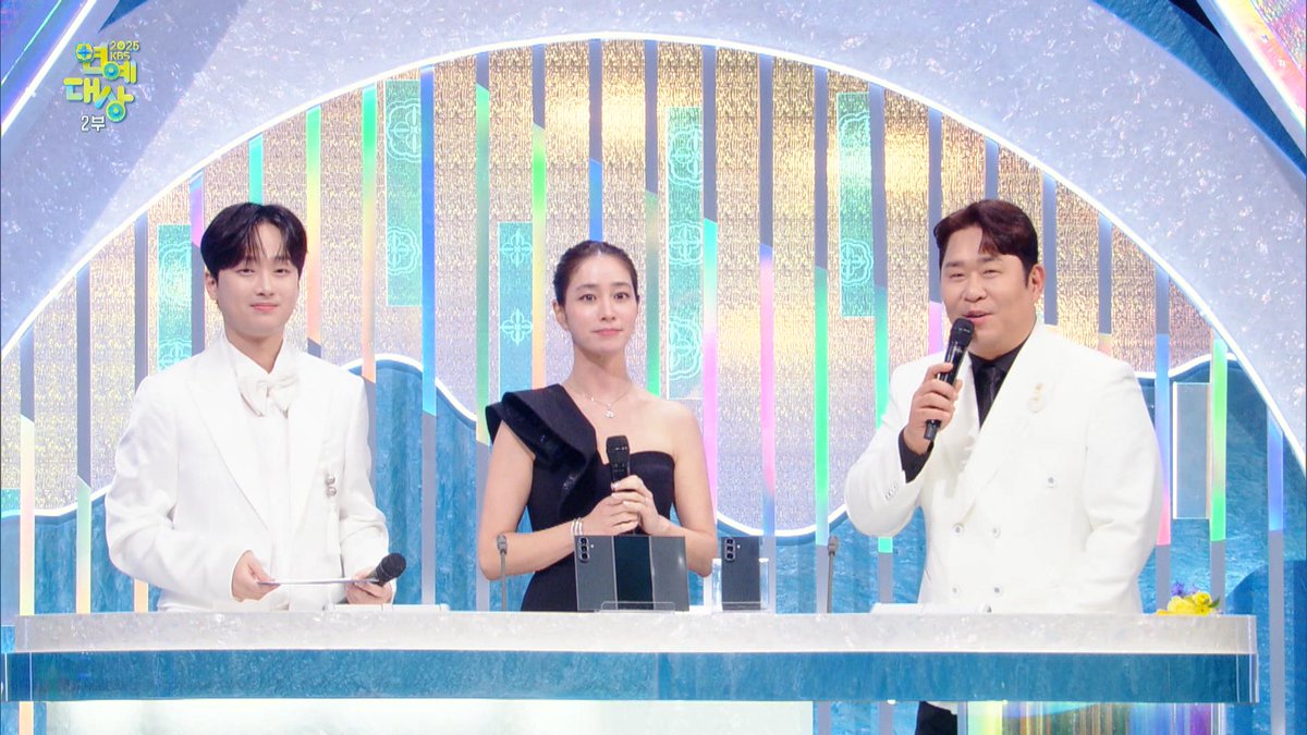 KBSJAPAN's tweet photo. ＼日本語字幕付き✨／

📺1/9(金) 11:50～
『2025 KBS演技大賞(字幕付き)』

#パク・ボゴム #ジェジュン #チョン・ヒョンム
#ユ・ソンホ #サン (ATEEZ) #イ・スンギ #10cm 他 登場🏆

先月末に行われたKBS芸能大賞を
いち早くお届け！
お楽しみに💖

#スカパー で見る⇒https://t.co/pRUm6fl9sI https://t.co/9DQSXKJua2