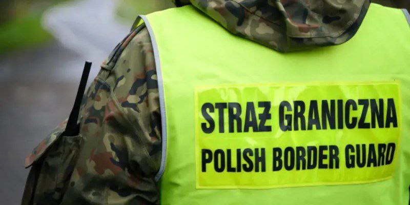 Польшча за мінулы тыдзень выслала 15 беларусаў.  “Сярод іх былі асобы, якія ўяўлялі пагрозу для бяспекі і грамадскага парадку”...
shorturl.at/ZEq70