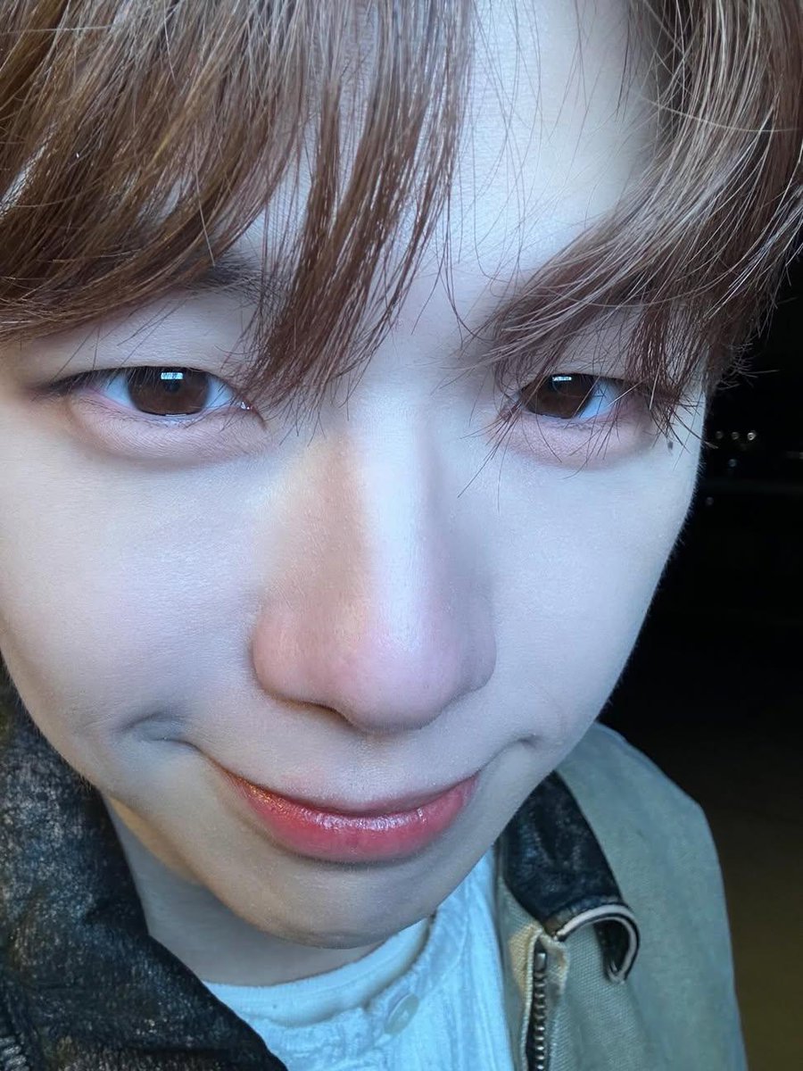 people on thread keeps saying "you look like kang daniel" and he posted this 😭 

🐶 Hello
The one who resembles Kang Daniel
The one who looks like Kang Daniel
I'm Kang Daniel
Kang Daniel is me

WOW

You're surprised, aren't you?

🐶 I look just like him, don't I?