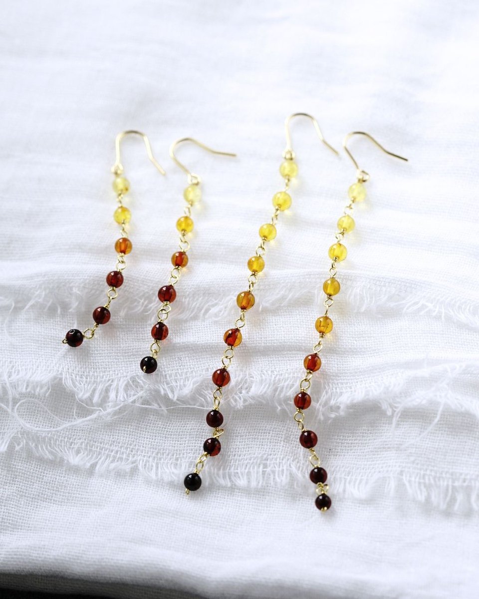 バルティックアンバーのカラーグラデーション耳飾り。6粒タイプも制作