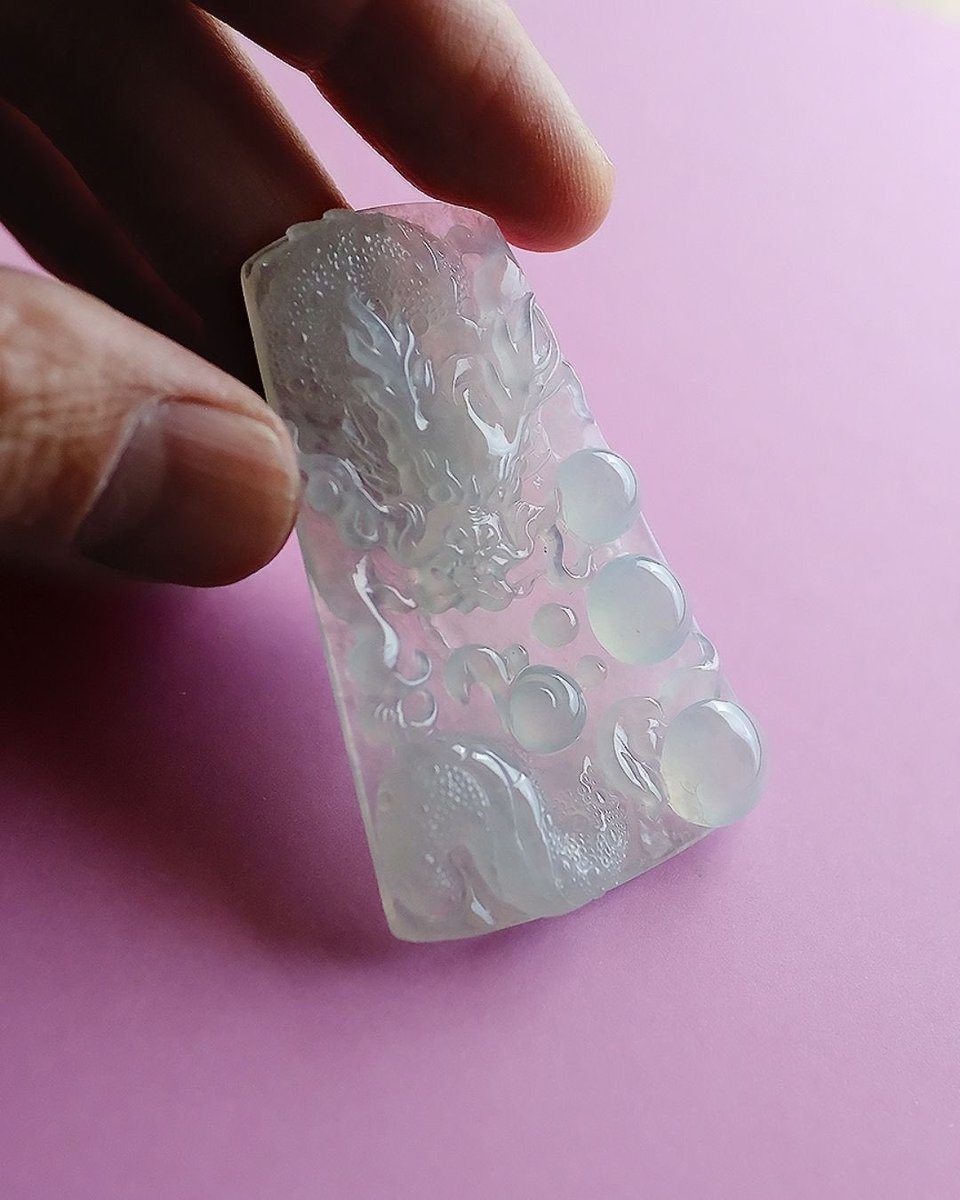jadeite_joytec's tweet photo. 氷の中に、龍がいる。

光を通すたび、
鱗が浮かび、珠が呼吸する。

この透明感で、
ここまで彫れる翡翠は多くない。

——ミャンマー産・上質な氷翡翠。
静かに、しかし確実に惹きつける一作。

#翡翠 #氷翡翠 #龍 #翡翠彫刻 #JadeArt 
#芸術品 https://t.co/9iYaiTawxc
