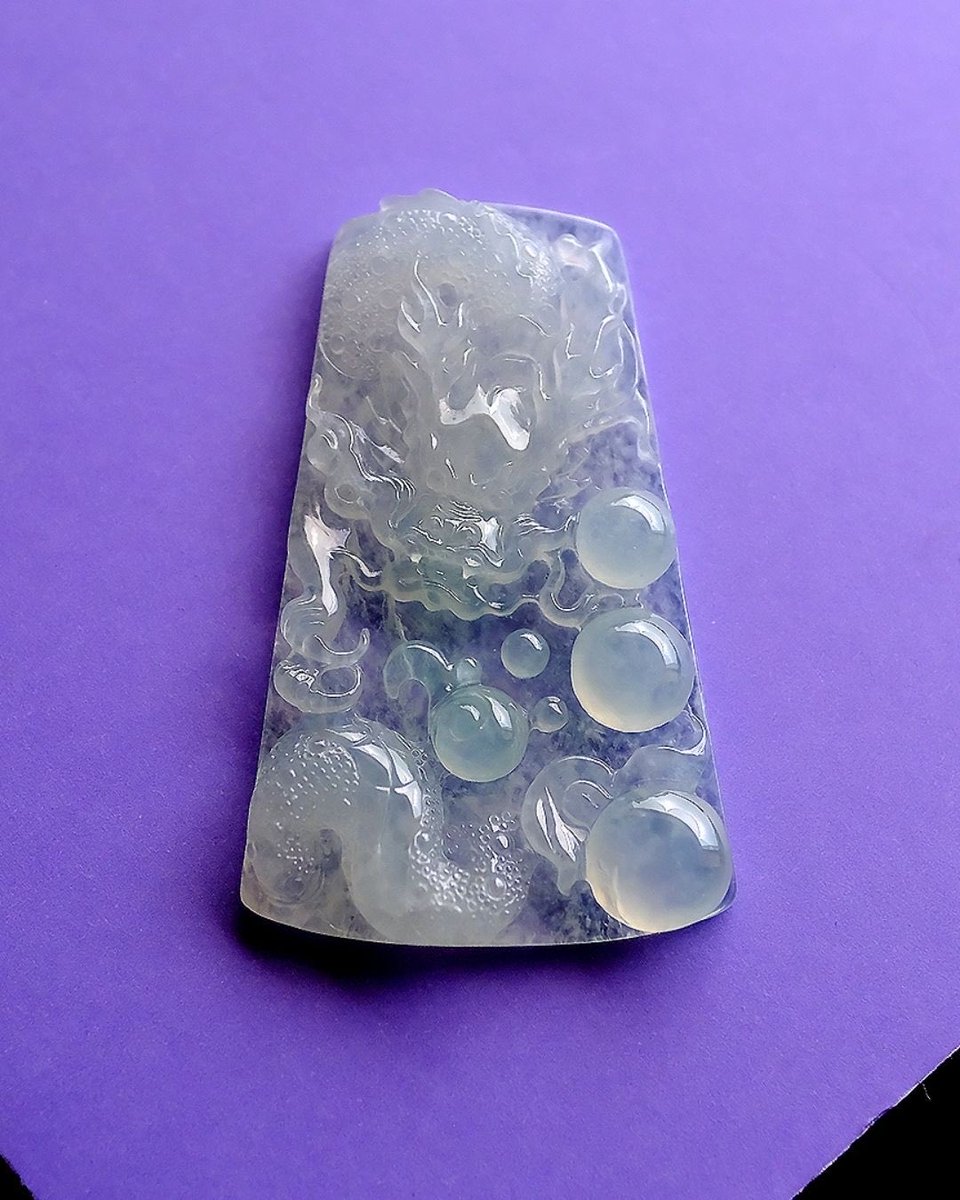 氷の中に、龍がいる。 光を通すたび、 鱗が浮かび、珠が呼吸する