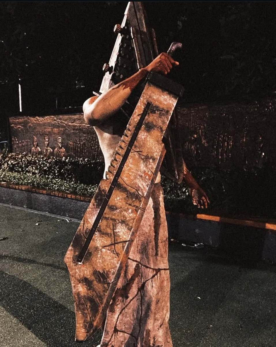 Oooh, my nephew once cosplayed like this and my sister (his mom) made the costume and all the props.

*and yes, my nephew 😆. He's so tall.