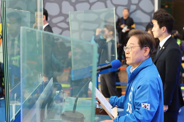 lalapesto's tweet image. 있지도 않은 스나이퍼가 지 죽인다고 
방탄유리 염병 떨던 새끼가 
국군들은 경계 근무 설때 삼단봉 들고 하라고?
욕 처먹고 없는 일로 하면 뭐해 
군인들 더러 삼단봉 들고 하란 국방부가 정상이냐 어디까지 미처야 되는데