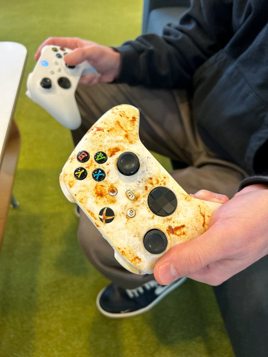 友達の家でゲーム🎮
渡されたコントローラーがこれだったら…

受け取る？
受け取らない？

#Xbox
#コントローラー
#ゲームコントローラー
#ゲーム