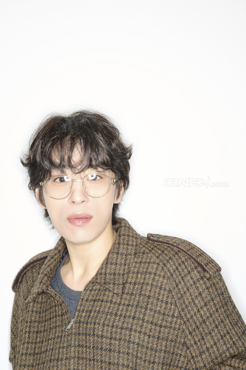 NAMOOACTORS2004's tweet photo. [#NEWS] [인터뷰] 의도하지 않아도 서사가 되는, <만약에 우리> 배우 구교환
▶ https://t.co/8PfA7DwBRb

#구교환 #씨네21 #만약에우리 #KOOKYOHWAN #Cine21 #OnceWeWereUs https://t.co/AZ271lEPK1