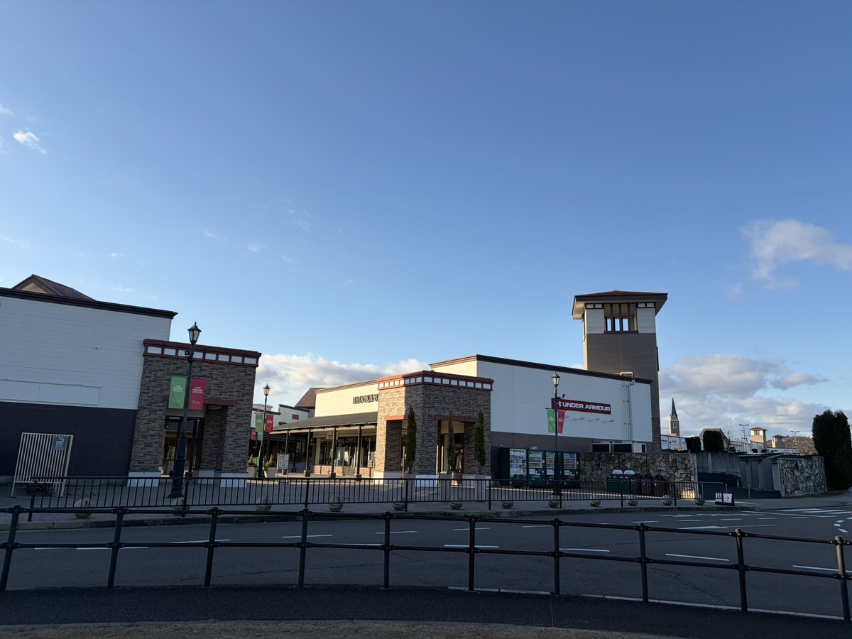 岡崎アウトレットから
土岐プレミアムアウトレットに移動🌚
めっちゃ空いてる…