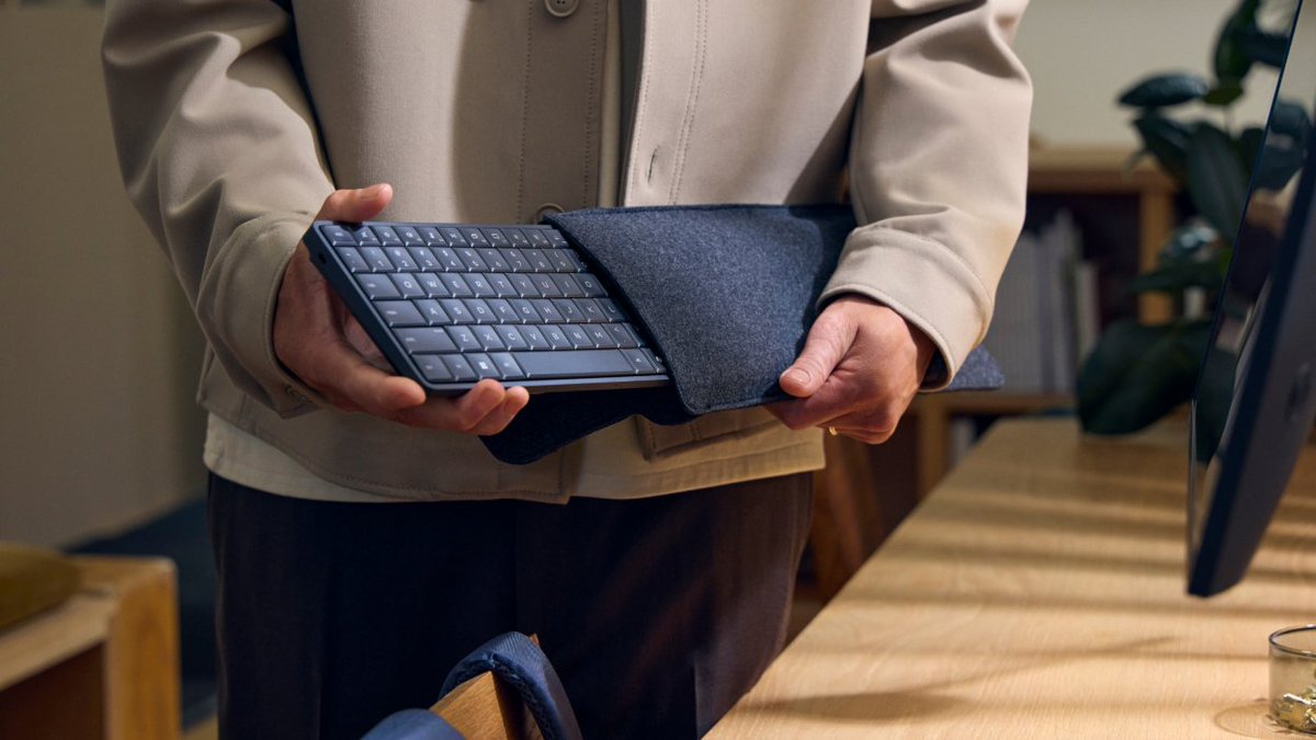 TechLatestOff's tweet photo. HP’s new EliteBoard G1a is a full Copilot+ PC… inside a standard full‑size keyboard 🤯
​
Ryzen AI, up to 64GB DDR5, 2TB SSD, dual 4K displays – just plug into a monitor and you’re set. https://t.co/4OVklEmfEf