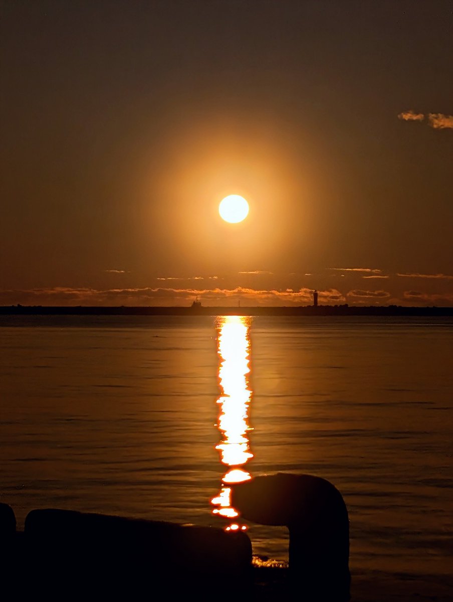 nick_trigger11's tweet image. 今日もお疲れ様でした(*^^*)
風もなく穏やかな夕暮れです。
 #イマソラ
 #スマホ写真