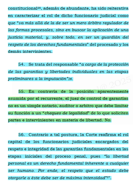 Soyd3lmonton's tweet photo. Hay pocas sentencias donde la CORTE hace una apología del ROL DE LOS JUECES y EL GARANTISMO, pero por eso mismo se vuelven relevantes. 
¿QUE SE ENTIENDE POR LA FUNCIÓN DE CONTROL DE GARANTIAS EN EL SISTEMA PROCESAL PENAL?
¿QUE SEPARA EL FORMALISMO DE UNA VERDADERA PROTECCIÓN DE LAS GARANTIAS?
Esas son las cuestiones que la  CORTE BUSCA RESPONDER ACÁ.
Sobresale el enfoque pragmático y al punto que hace la CORTE acá, no son hojas y hojas de teoría, son unos cuantos párrafos sobre LA DEONTOLOGIA DE LA FUNCIÓN DE CONTROL DE GARANTIAS
Como soñar no cuesta nada les diere que sería genial, que tuviéramos una sentencia así para cada AUDIENCIA ANTE CONTROL DE GARANTIAS NO SOLO CAPTURA.