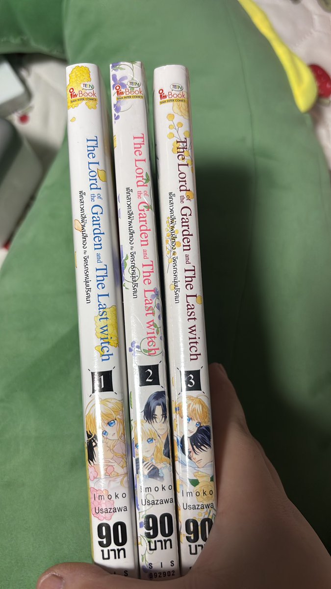 P_MSABT17's tweet photo. มีคนสนใจไหมคะ 4 เล่มแรกให้ฟรี ออกค่าส่ง รูปสองคิดเล่มละ 30 บาท หรืออยากได้อย่างไงทักได้ #���ังงะมือสอง #คามุย #คืนอสูรหมู่บ้านต้องห้าม #ส่งต่อ https://t.co/toRx7U8Bja