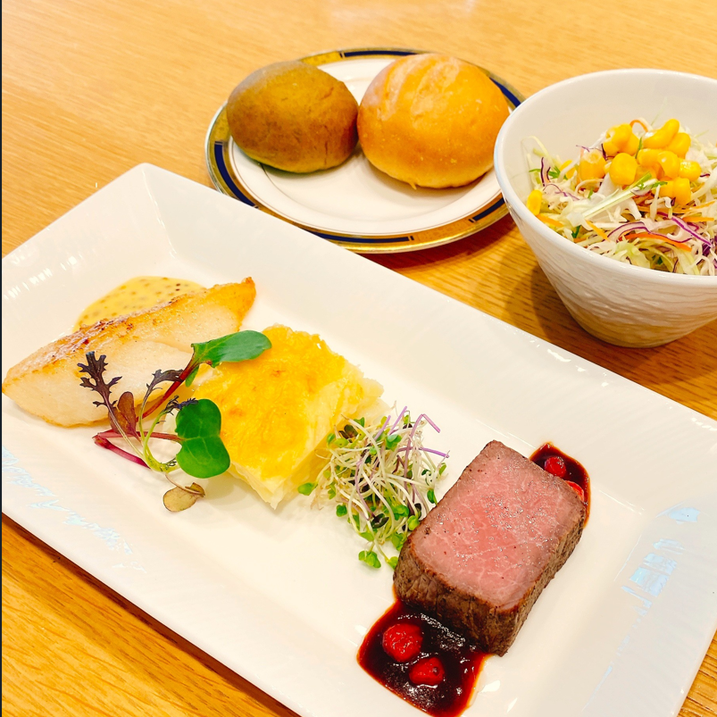 TOYOTA_AM's tweet photo. 【#シェフのこだわり旬ランチ】
#トヨタ博物館 のレストラン #AVIEW です🧑🍳
お肉とお魚の両方を一皿で味わうことができる、お得な1・2月の限定ランチをご紹介。
・牛モモ肉のポワレ ポートワインソース赤スグリを添えて
・白身魚のムニエル ハニーマスタードソース
詳細👉https://t.co/yWGwWcVF7S https://t.co/JsjIbuQJY9