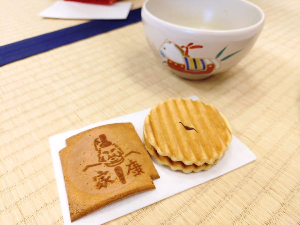 OWU_chado's tweet photo. 2026年1月🍵
新年最初の活動は初釜を行いました。
宝来屋の花びら餅、京樽の茶巾鮨を頂き、本年は私たちで濃茶、薄茶を点てて頂きました。
 #owu #大妻女子大学  #茶道部 https://t.co/tep6OgjZbI