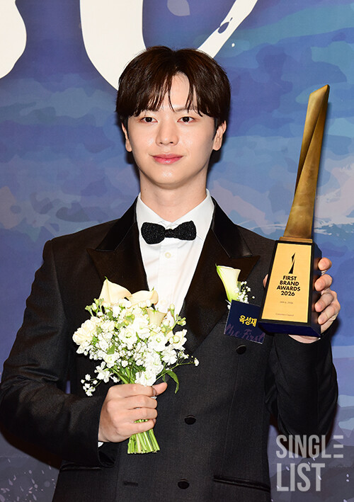 [포토] 육성재 '훈훈하고 스윗'

#육성재 
#YOOKSUNGJAE 
<a href="/YookSJ_official/">육성재(YOOK SUNGJAE)</a>
 #2026대한민국퍼스트브랜드대상  
⬇️관련기사⬇️ 
slist.kr/news/articleVi…