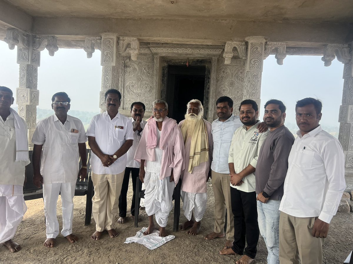 VijayJADAV6464's tweet photo. బంజారా ఆరాధ్య దైవం ప్రేమసింగ్ మహారాజ్ మా ఊరిలో కొత్తగ కడుతున్న దేవాలయం కు రావడం జరిగింది..

జై బంజారా 
జై ప్రేమసింగ్ మహారాజ్ https://t.co/FG9llO85AT