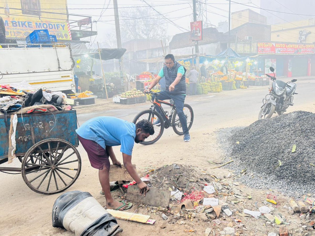angulmun's tweet photo. Today morning Executive Officer inspected sanitation works at old bus stand moving through bicycle 🚲 and directed the enforcement team to remove the encroachment caused by fruit-sellers. @angul_dm @HUDDeptOdisha @CMO_Odisha https://t.co/RSoD6t7SC0