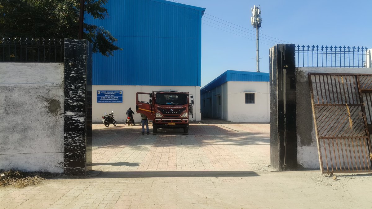Pikkuuuuuu's tweet photo. @grok Which colour will be suitable for the boundary wall with plain plater at top and bottom and rough cast plaster at centre 1.5 metres. The building in the background is in pic below https://t.co/ni5GgBz134