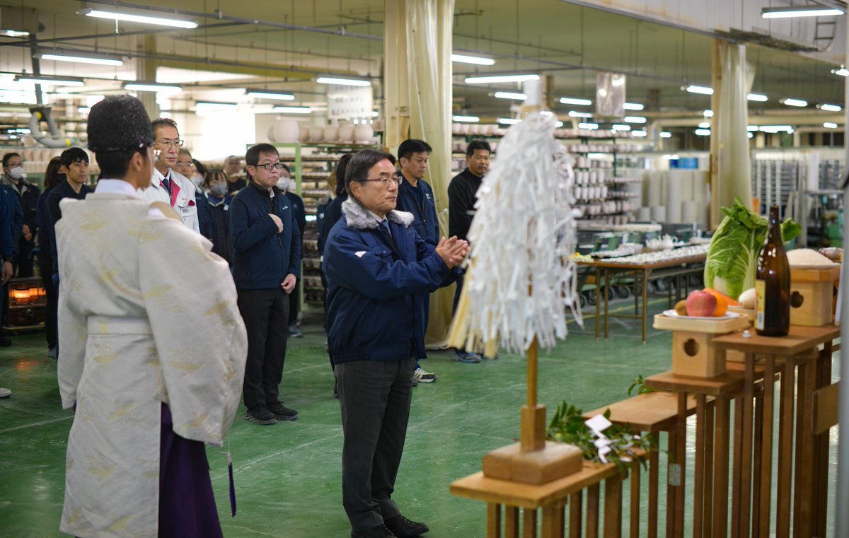 koransha_Co_Ltd's tweet image. 2026年 初窯・火入れ式

1月6日 香蘭社赤坂美術品工場にて 初窯火入れ式が執り行われました

窯の前に設けられた祭壇の前に 社長はじめ従業員が出席し #陶山神社 の宮司のもと神事が執り行われ、より良いモノ作りへの誓いと感謝、一年の無事をお願いしました

#初窯 #神事