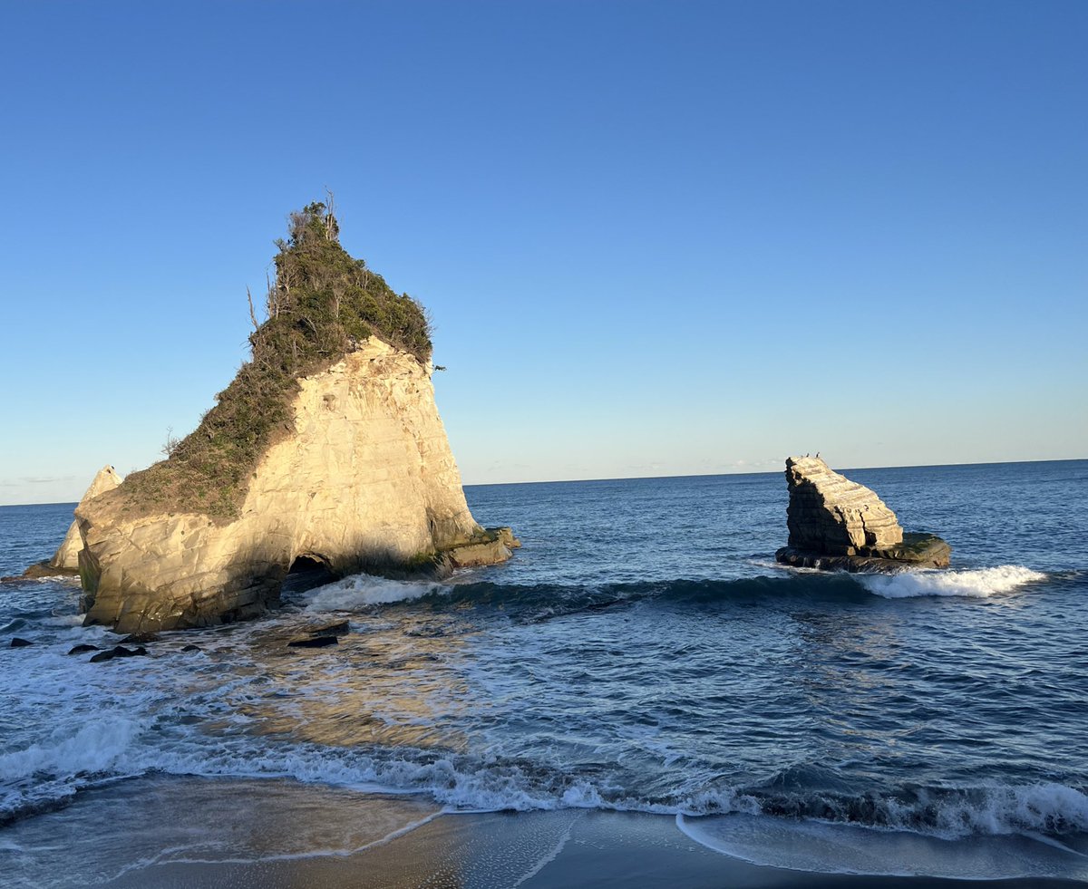 iso2_1537's tweet photo. 明けましておめでとうございます。
初夢が海を見る夢だったので、「起きたら遠くの海へゆく」をやってみました。
津々ヶ浦にある雀島、夫婦岩。
とても綺麗でした。 https://t.co/WLlHx2trRO