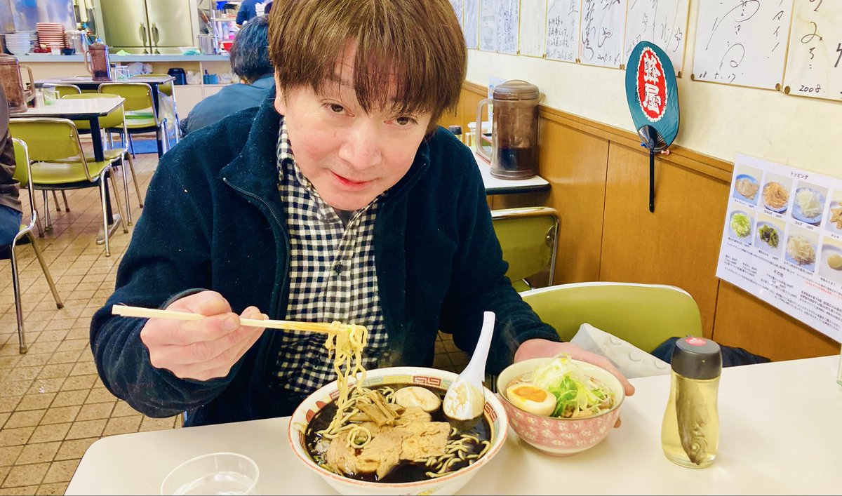 2026年も宜しくお願いします⛩️🌅
本日！旭川に用事があり蜂屋さんへ
いわゆる一般的な旭川ラーメンとはジャンルが近います😊白濁スープに焦がしラード！リスペクト🫡されました☺️👍🏻
レンゲに恐る恐る煮干し酢を2〜3滴サッパリ感が増します👍🏻自分は好きな調味料🧂でした🍜
#麺屋凪冴
#旭川ラーメン
