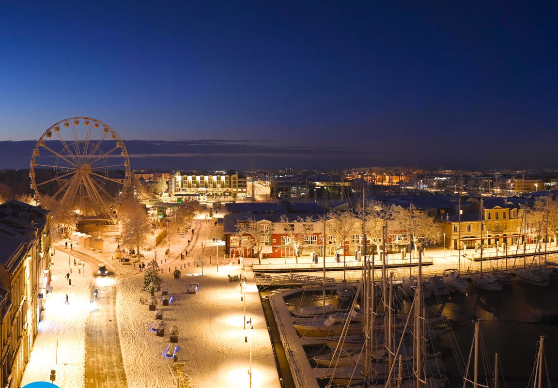 ❄️ Ambiance nordique ce matin du 6 janvier 2026 sur le port de #LaRochelle en #CharenteMaritime ! 10 à 15 cm de #neige ont recouvert le secteur ! (webcam <a href="/skaping/">Skaping - Webcams touristiques 360°</a>)