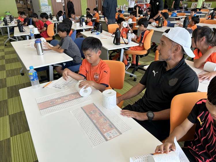 🚩エスパルス×コアレックス信栄
エスパルスや静岡鉄道から発生した雑がみをトイレットペーパーにリサイクルする環境活動を紹介します💁

リサイクルトイレットペーパーに包装紙を巻く巻紙体験も実施します🧻

＃デコ活しずおか