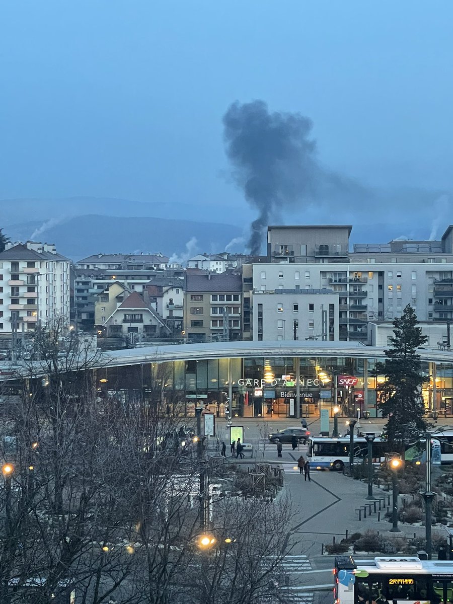LeVieuxViking's tweet image. Derrière la gare #annecy
2 explosions et beaucoup de fumée