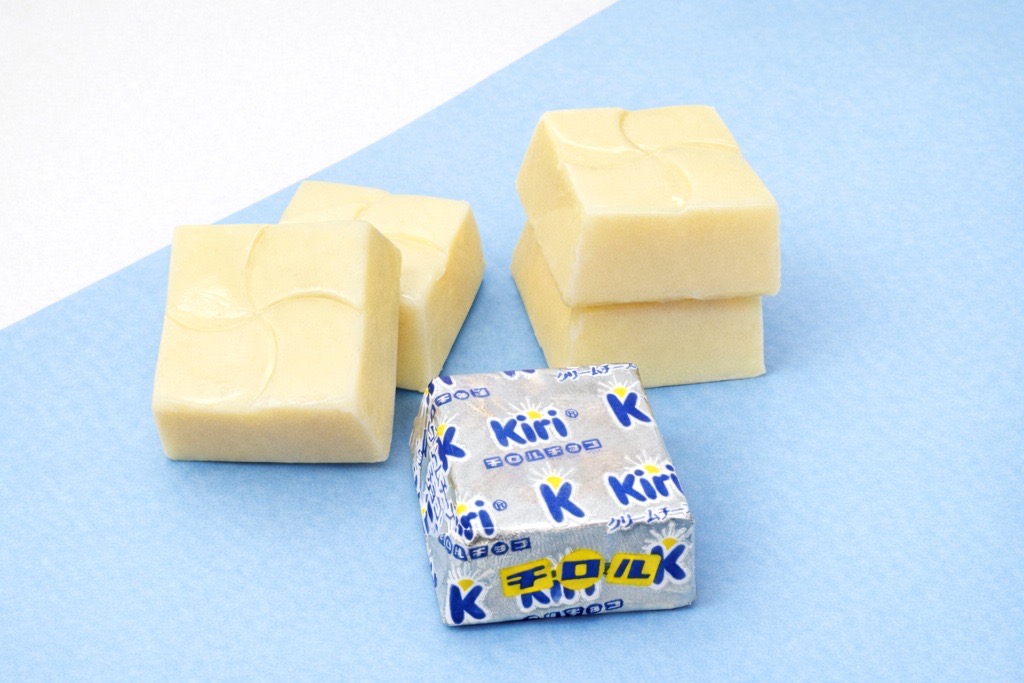 🤍💙🤍💙🤍💙🤍💙

本　日　発　売　！
大好評の #キリ コラボ
クリームチーズチョコ

🤍💙🤍💙🤍💙🤍💙

まるでキリ®？！なチロルをゲットしてね🏃🏼💨
食べた感想もお待ちしてます😌