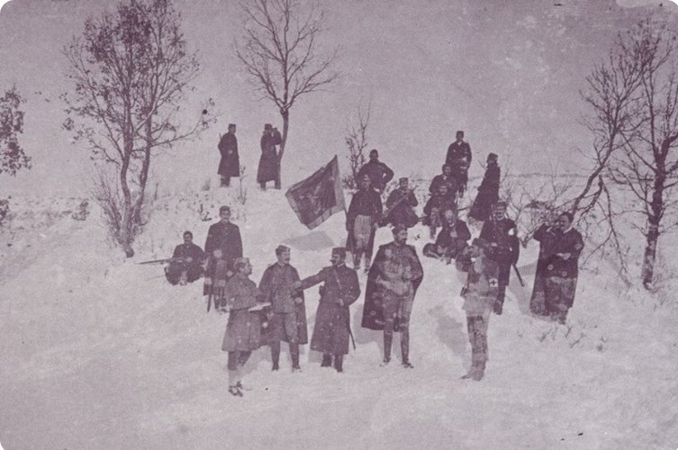 А с Мојковца једна чаурица.
Биће скупља него 
хаубица;
Нека ви се покољења диве,
Вашој слави ђе покојни живе!