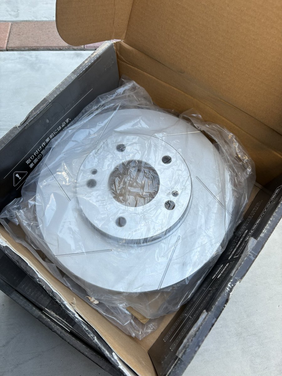 LEevo7RS's tweet photo. ディクセル SDタイプ （溝入ってるタイプ）
ランエボRS用ディスクローターフロント、リア

適合は写真3枚目になります。
基本ランエボRS用、リアはギャランVR4、フロントはFTOも使えるぽいです。

箱ボロボロですが未使用です。

送料込で4.5万、くらいで、

#パーツ売ります 
#ランエボ https://t.co/q6GhNMurvT
