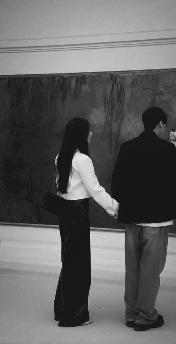 ⠀
⠀⠀⠀ Art Gallery of South Australia. 
⠀⠀⠀ Alaric - Arin Journey. 

Karena ada waktu free sampai makan malam tiba, kita bisa museum date dulu sebelum aku menguras cc suamiku. 🖤
⠀