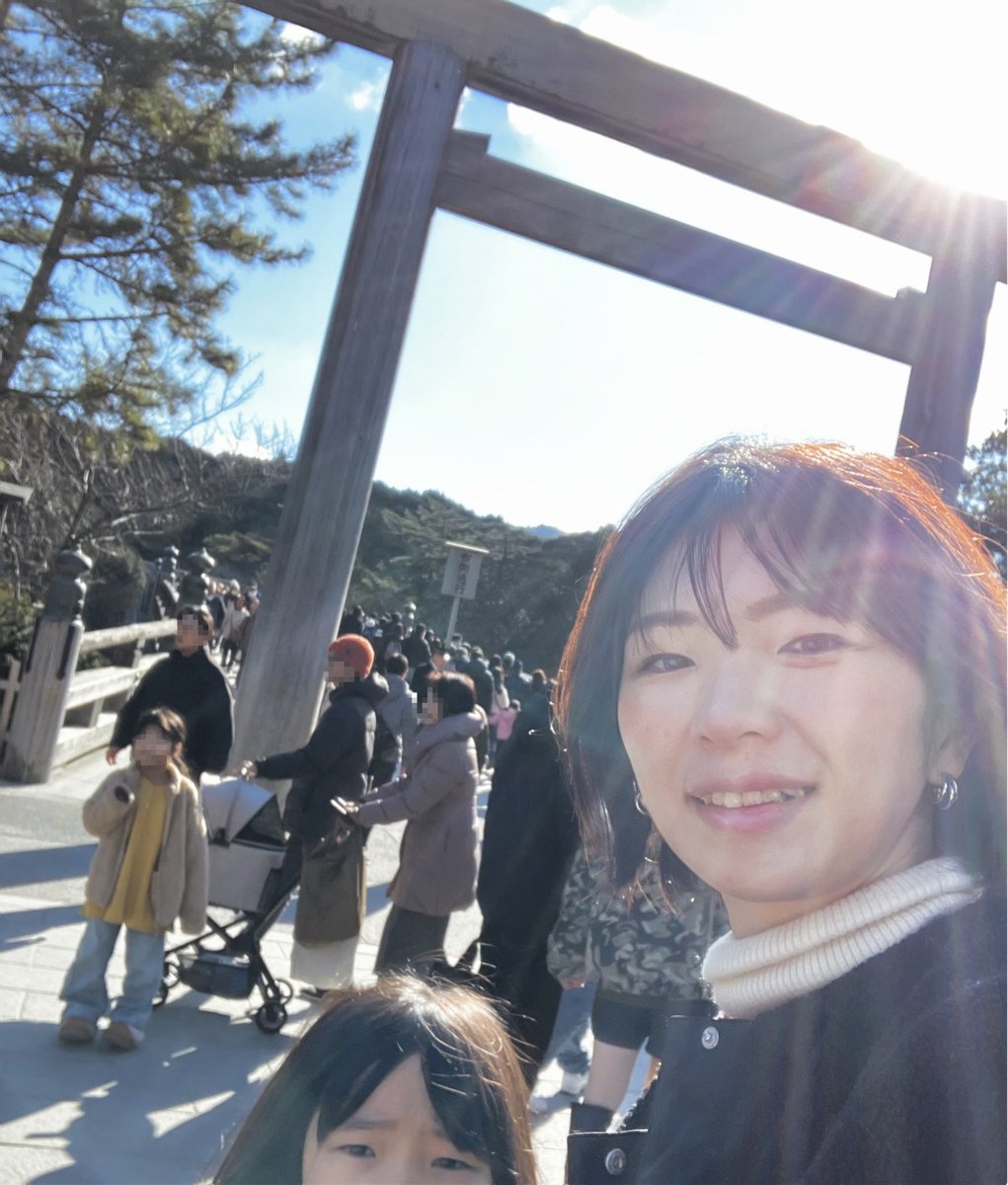 新年あけましておめでとうございます。🎌🎍
今年、服部しほりという画家がどこまで走れるか、
どこでどんな疾走をしているか、
同じ時代の同志として温かく見守ってやって下さいませ。
わたしも楽しみです。

今年もがんばります！
どうぞ宜しくお願い致します‼️

初！伊勢の神宮詣。
感無量❗️