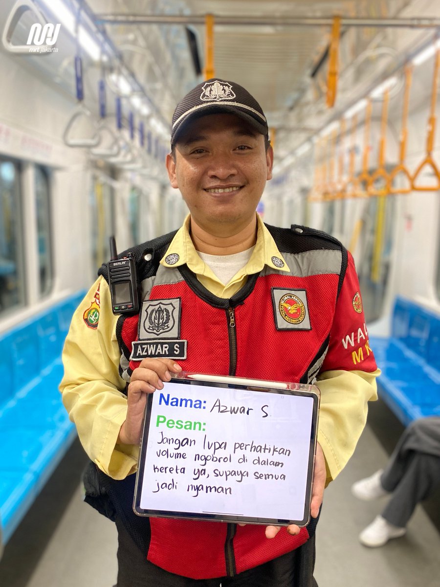 Kita sering lihat mereka bekerja. Tapi jarang dengar pesannya.

Memulai tahun 2026, para petugas frontliner stasiun menitipkan pesan sederhana untuk Teman MRT tentang berbagi ruang, saling menjaga, dan membuat perjalanan terasa lebih nyaman.

Kesadaran bersama untuk etika