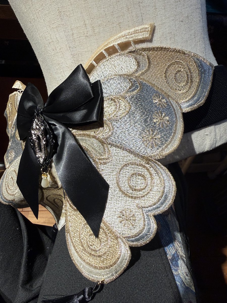 かわいすぎ👏💕久しぶりの蝶々ベルトですが少しデザイン変えました🦋
バチかわ👏💕金、銀糸が煌めき黒のリボンとタッセルで落ち着かせています。
かーわーいーーーい