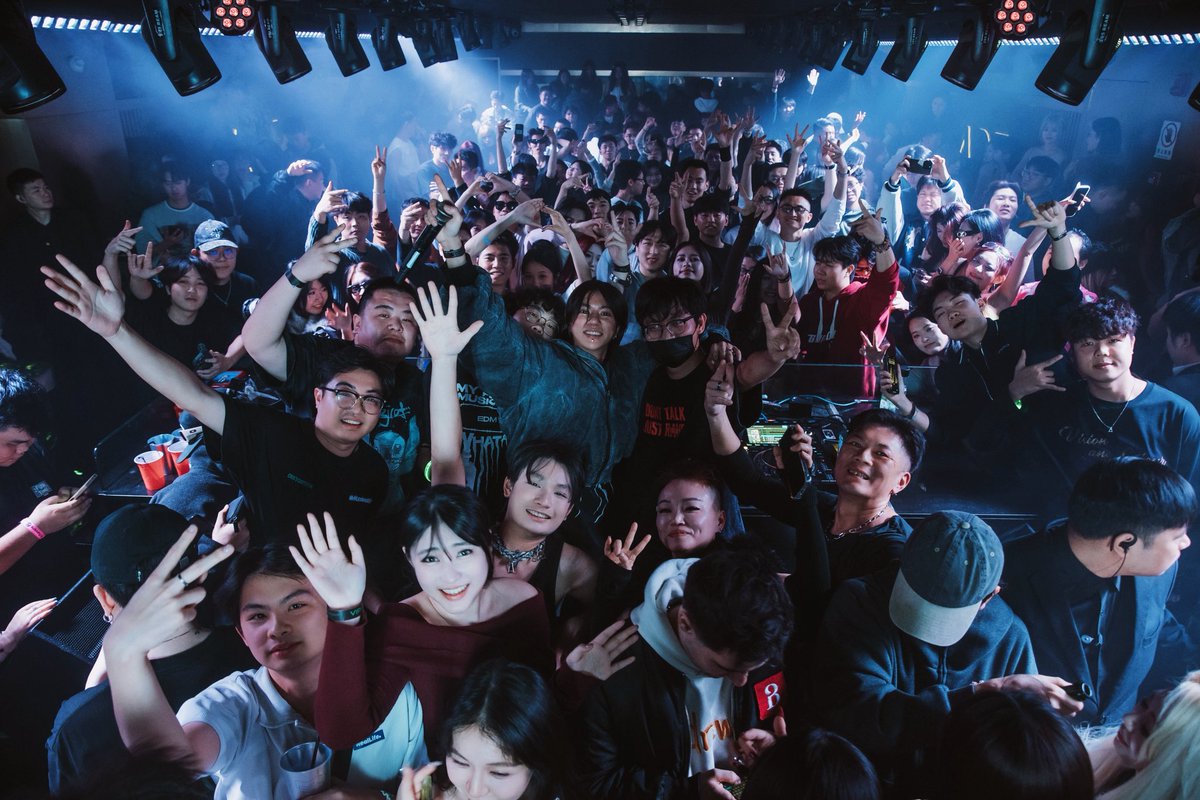 That night in Shenzhen was totally RAVE vibes!
Throwing it back to the first party of the year from my sub-brand RAVESTØRE with <a href="/dongye/">Maggie Chen</a>. Love you all 💃🏻