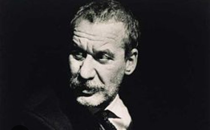 «Si nasce e si muore soli. Certo, in mezzo c'è un bel traffico.»

Paolo Conte, nato il #6gennaio 1937.