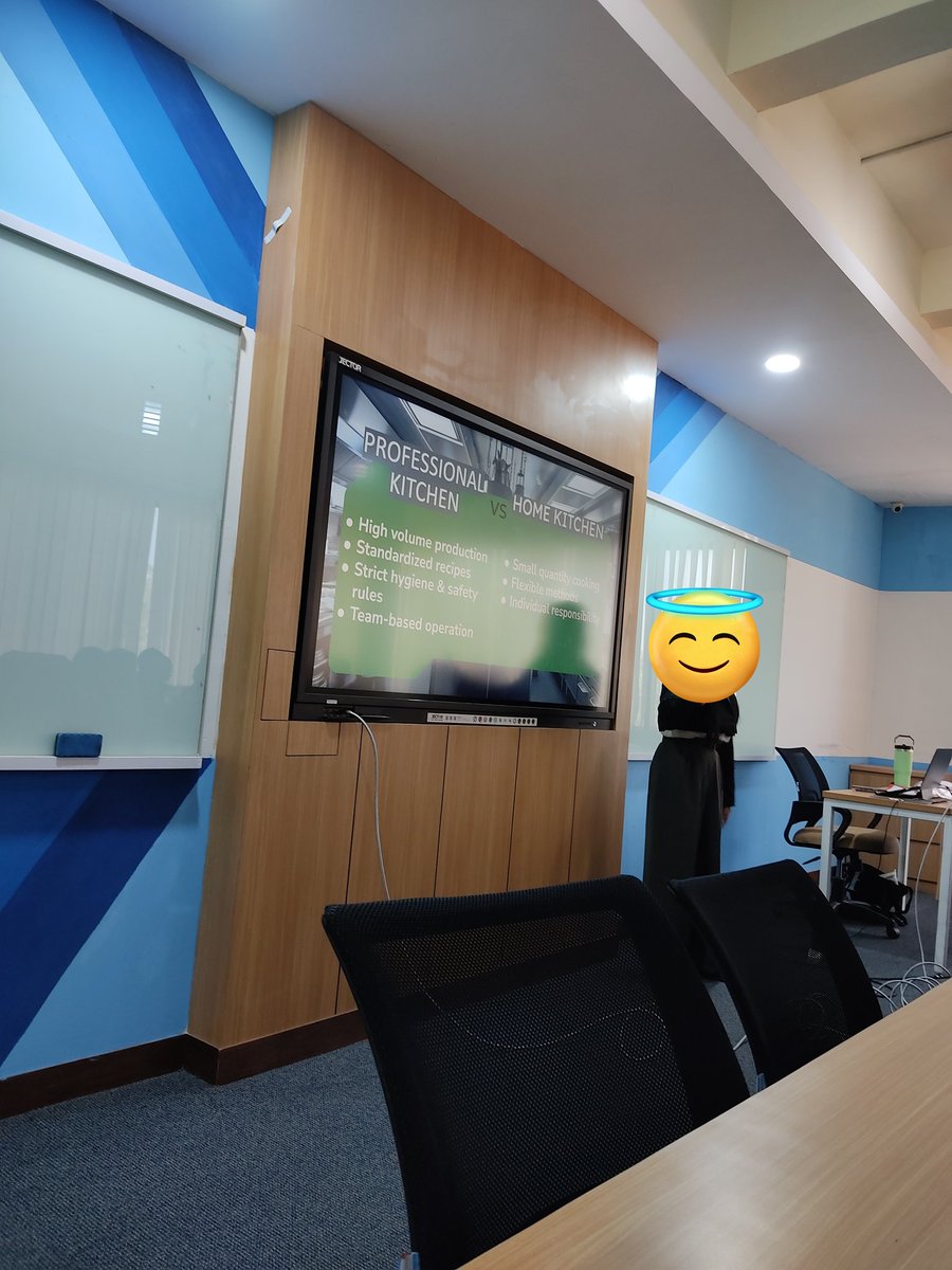 Apriliansyah_30's tweet photo. Huhuhu chef dosen ku dri salah finalis MCI season 11 kaget bngt td pas masuk kelas asli seru pol asik bngt org nya 🥺 https://t.co/z24emHZ2va