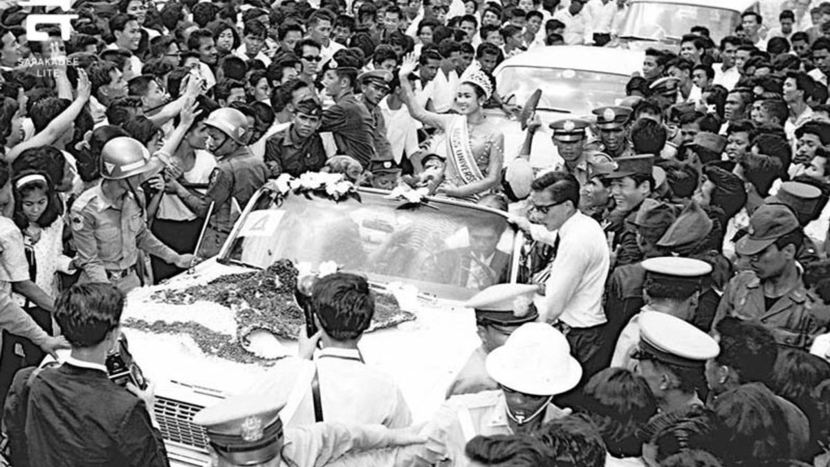 Апасра Хонгсакула 👑 🇹🇭 Тайландын бүсгүй
🎂 1947 онд төрсөн.
👑 1965 онд 18 настайдаа Miss Universe түрүүлж,
Зүүн Өмнөд Азийн анхны дэлхийн гоо бүсгүй болж байжээ.
Одоо 79 настай ч гоо үзэсгэлэнтэй хэвээр л ...