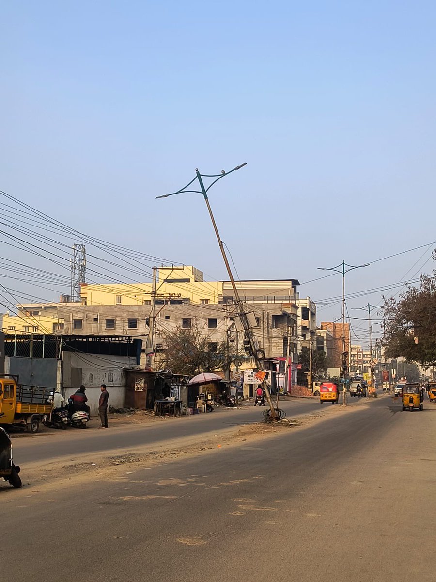 THECCCYBERBAD's tweet photo. “@DCNarsingi to kindly address a streetlight bent more than halfway near AR Convention Hall, opposite Sweat Train Gym, Pasha Colony. This busy Manikonda–Tolichowki–Golconda road needs urgent rectification for commuter safety.”@GummallaSrijana @ZC_SLP @GHMCOnline @CommissionrGHMC https://t.co/IN6cxCnRrk