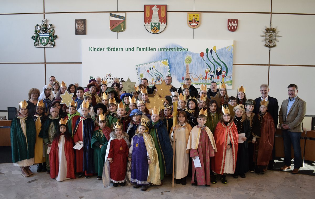Am gestrigen Montag, 5. Januar, empfing Oberbürgermeister Frank Klingebiel ca. 50 Sternsingerinnen und Sternsinger im Rathaus. salzgitter.de/pressemeldunge… #sternsinger #salzgitter