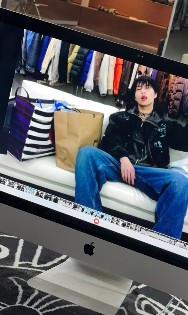 หลังจากไปเป็นเด็กเสิร์ฟน้ำ1ที่ศูนย์เลสิกหมอขนิษฐา1วัน นางมีตังค์บินไปเกาหลี + ช้อปปิ้งฉ่ำๆสองถุงใหญ่ นี่ละคนที่เล่นเกมเก่งที่สุดอยู่นี่แล้วค่ะ5555555445545555