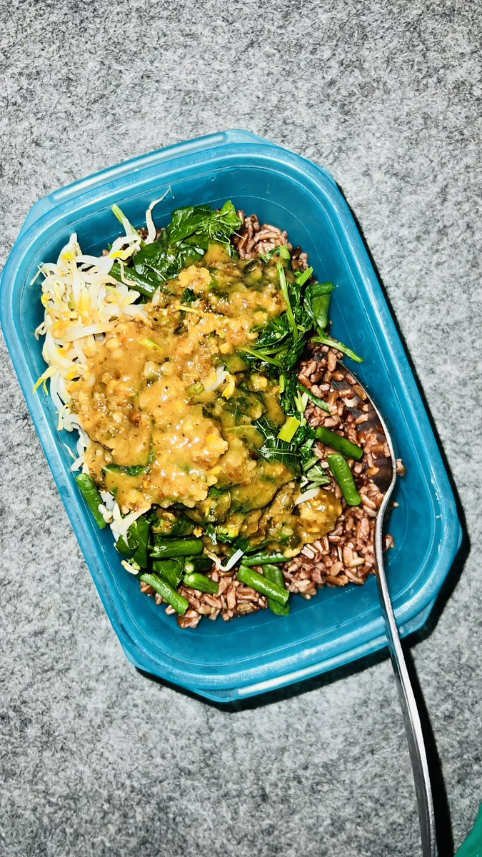 Iniians's tweet image. Beras merah kalo ga dicampur sama beras putih emang jadinya gamau menyatu kah mints? Btw lihatlah, menu hari ini sehat nian